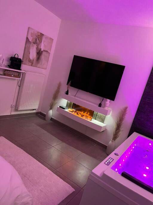 Espace détente avec TV, cheminée et jacuzzi - La suite