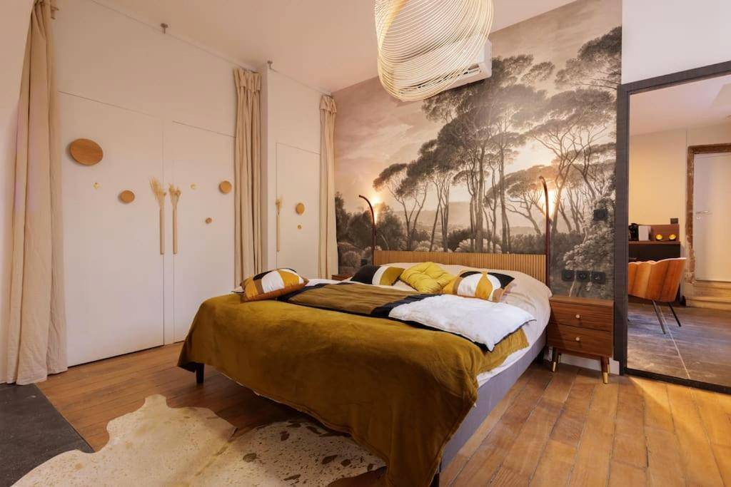 Chambre avec fresque murale et lit king size - La suite du 21 - jacuzzi - sauna - centre ville