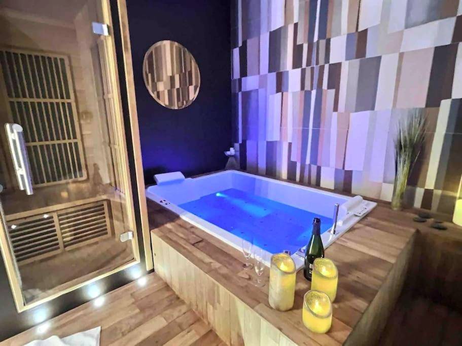 Photo du logement - La suite du 21 - jacuzzi - sauna - centre ville