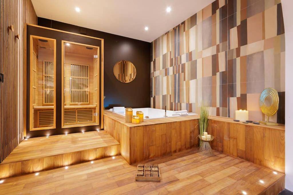 Jacuzzi et sauna sur estrade en bois - La suite du 21 - jacuzzi - sauna - centre ville