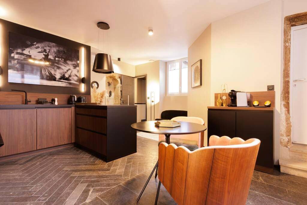 Cuisine moderne et coin repas design - La suite du 21 - jacuzzi - sauna - centre ville