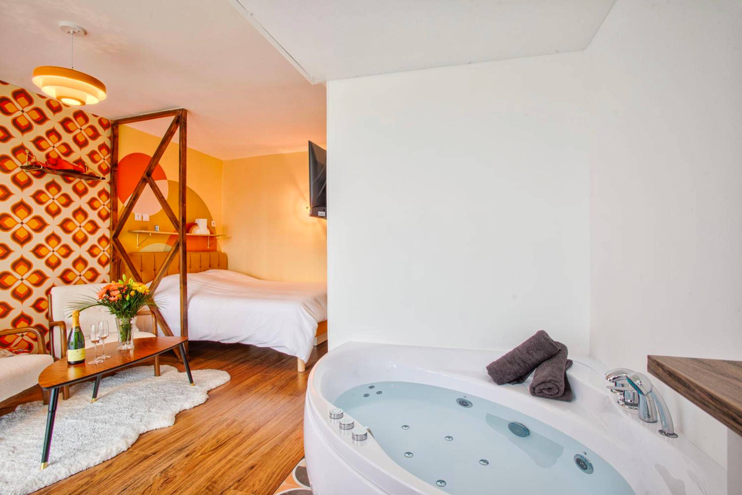 Vue du logement - Love Room Épron - Suite année 70 - Jacuzzi et Balcon