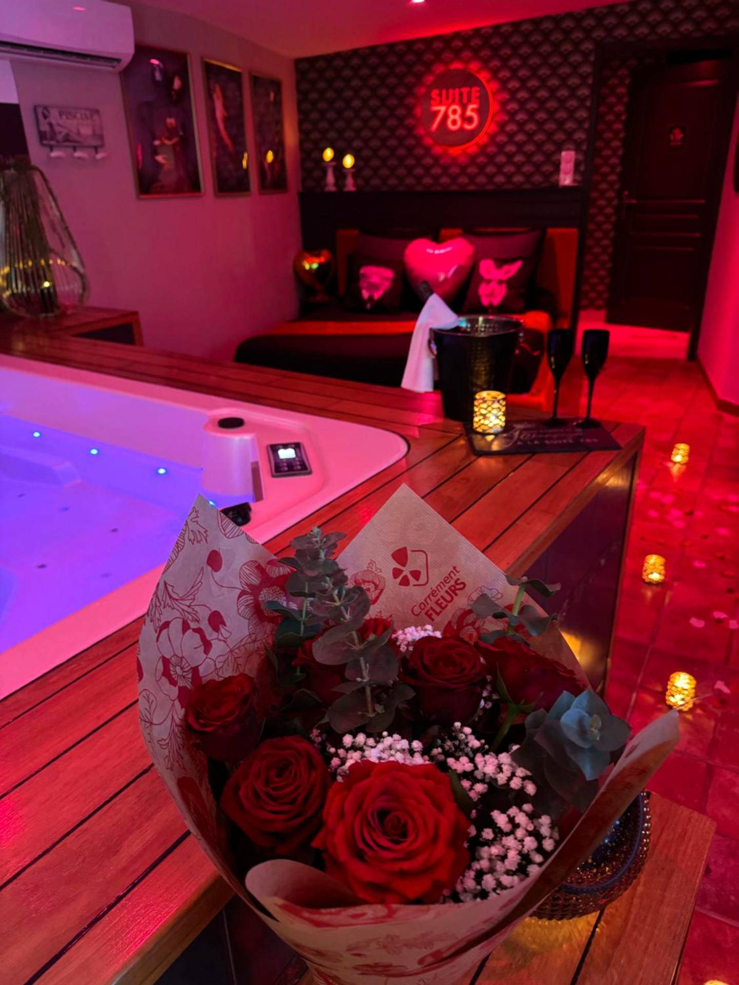 Bouquet de roses rouges et jacuzzi éclairé - Love Room Montauban - SUITE 785 Chambre Jacuzzi Sauna