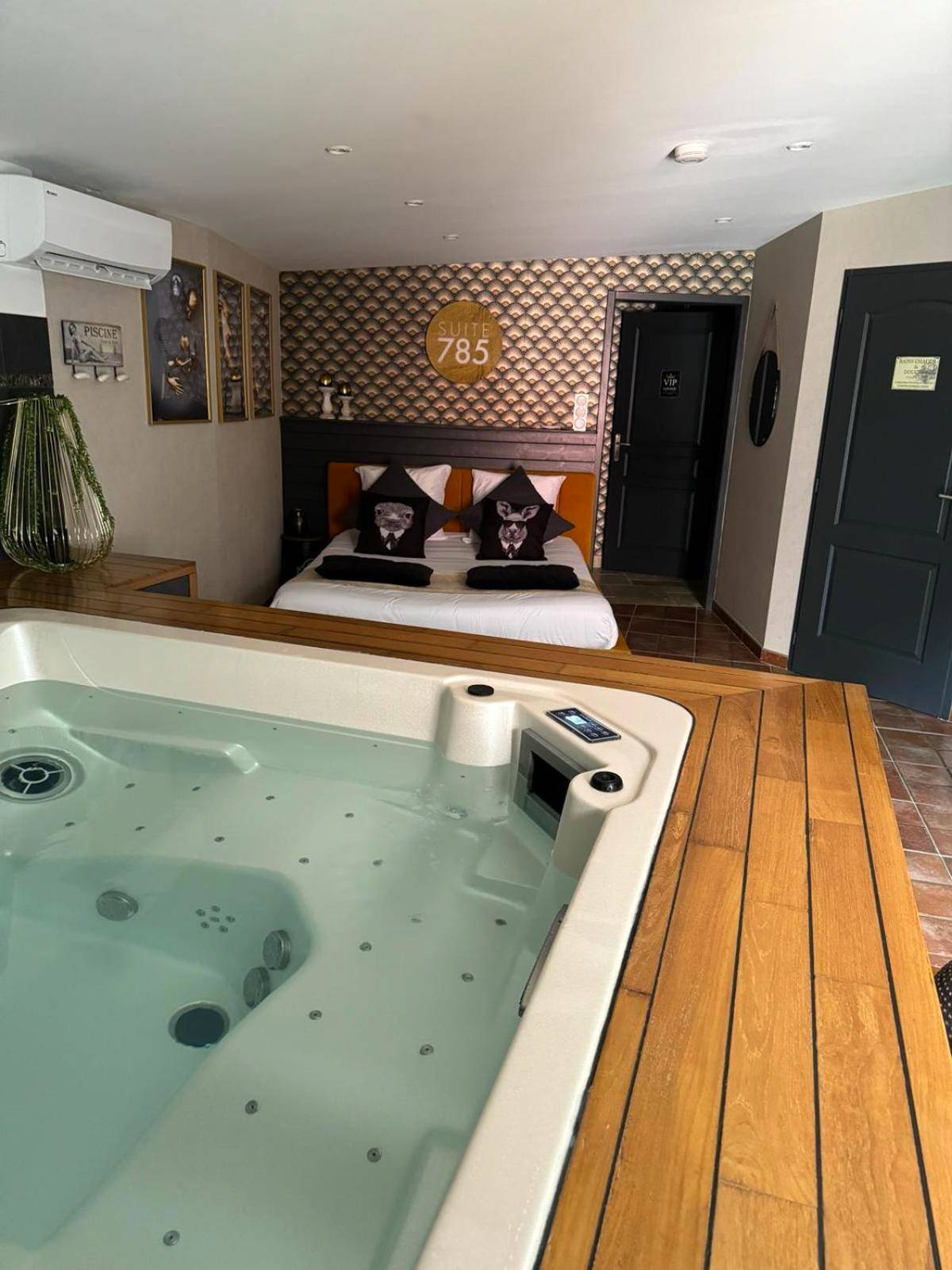 Jacuzzi privatif face au lit king size - SUITE 785 Chambre Jacuzzi Sauna
