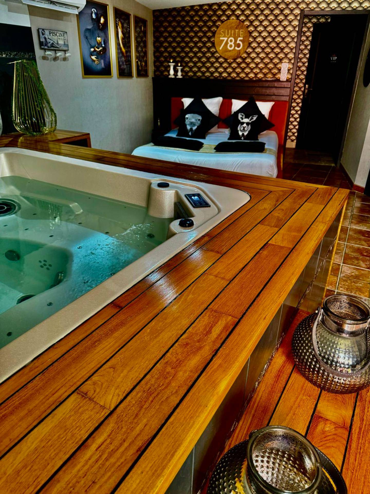 Baignoire balnéo avec habillage en bois - SUITE 785 Chambre Jacuzzi Sauna