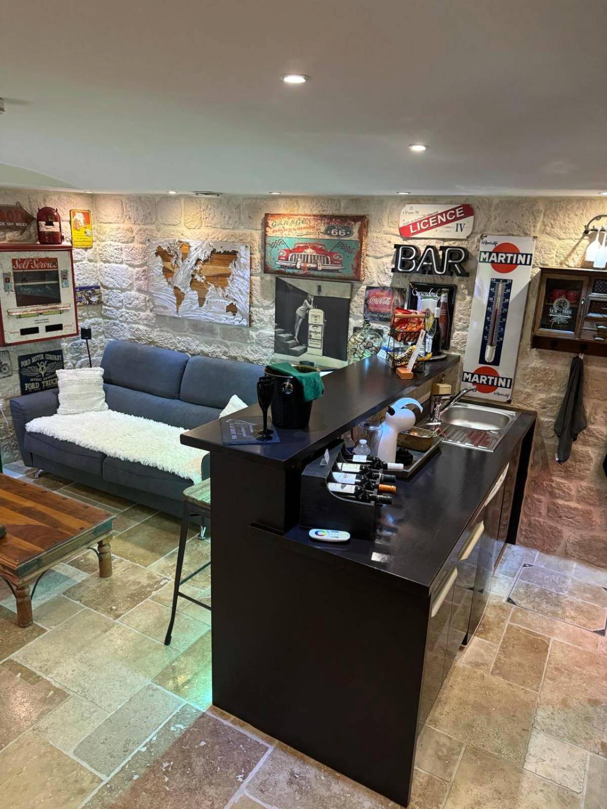 Espace bar et salon au style industriel - SUITE 785 Chambre Jacuzzi Sauna