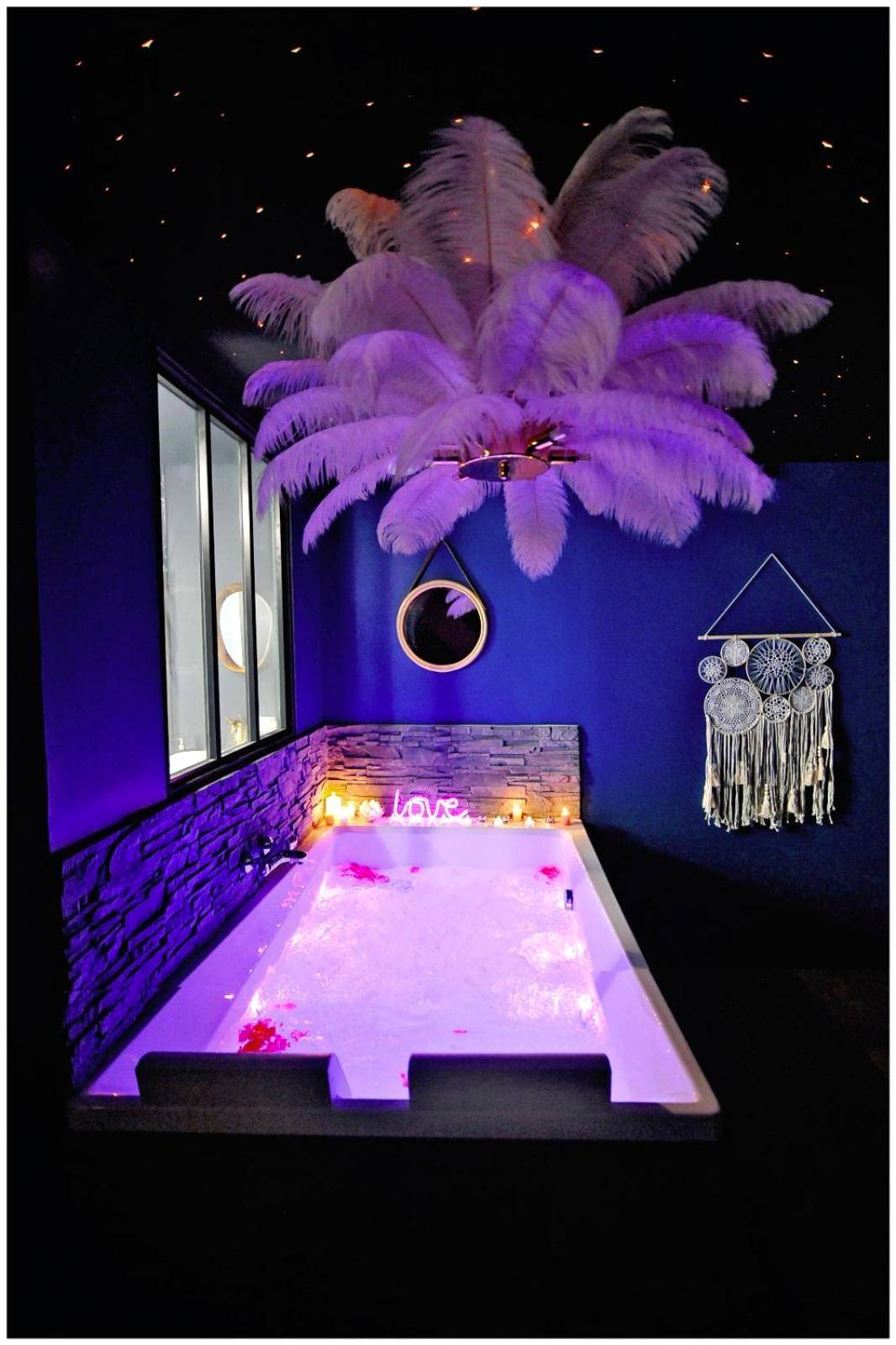 Baignoire balnéo sous lustre en plumes roses - Love Room Bourgoin - Jallieu - La Suite 7ième ciel étoilé, SPA XXL, Lit...
