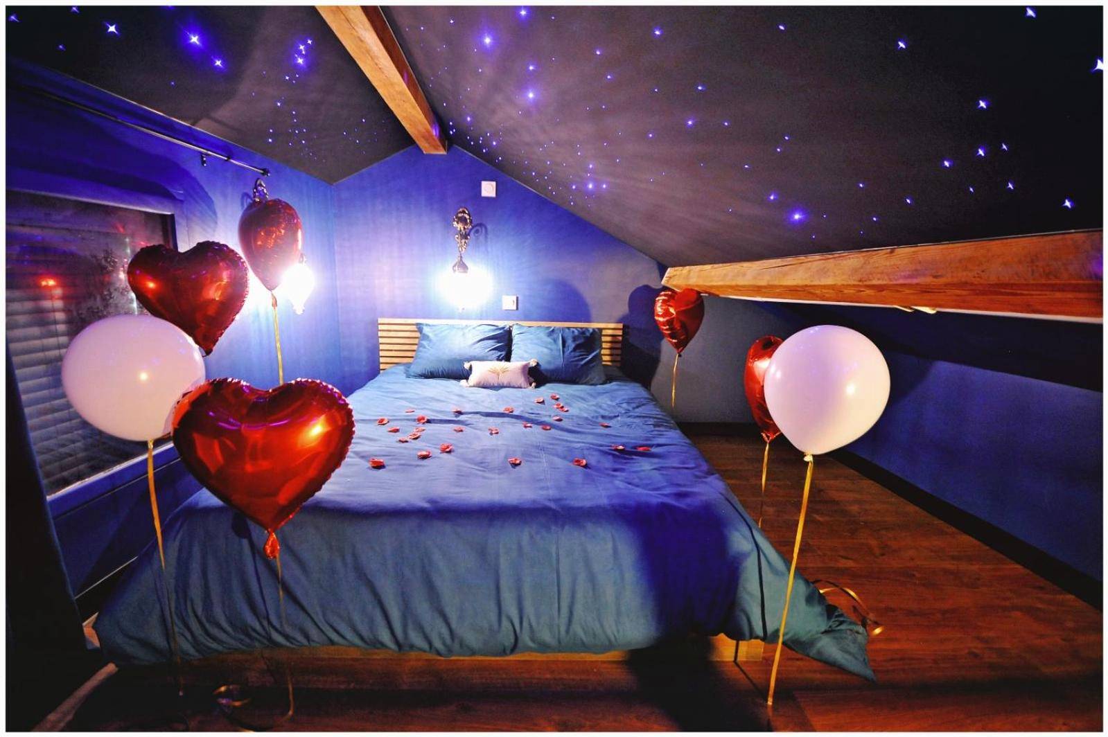 Lit double avec ballons et ciel étoilé - La Suite 7ième ciel étoilé, SPA XXL, Lit sous les étoiles, 5 min centre