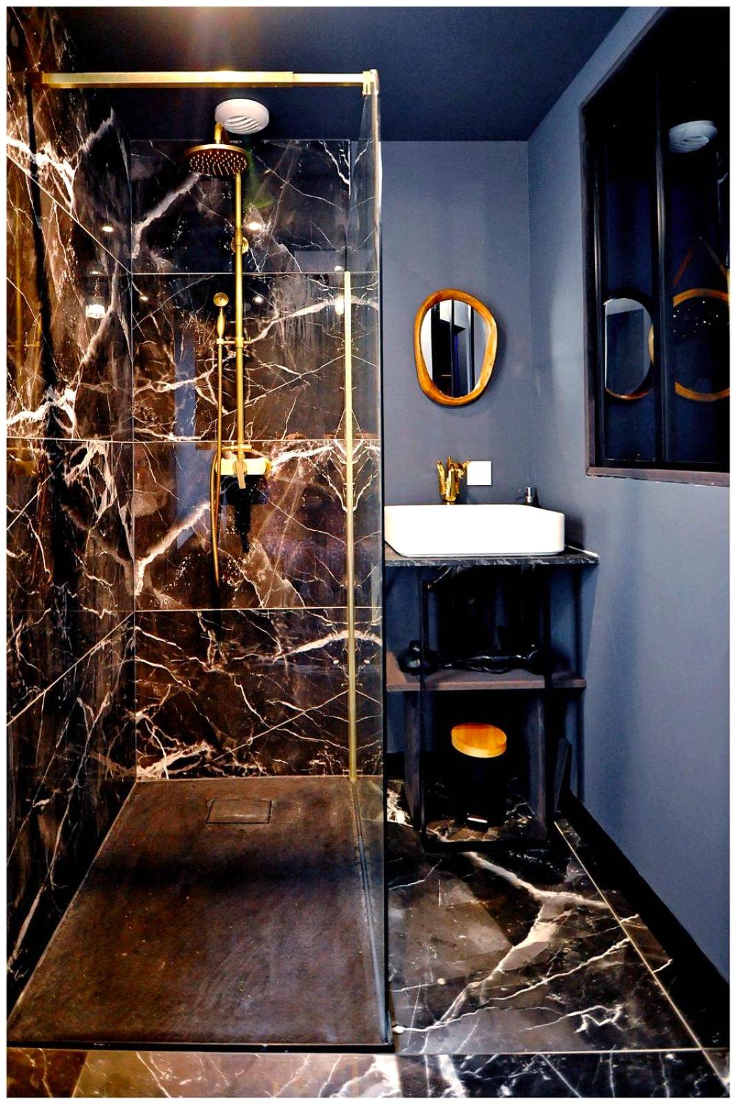 Douche à l'italienne en marbre noir et doré - La Suite 7ième ciel étoilé, SPA XXL, Lit sous les étoiles, 5 min centre