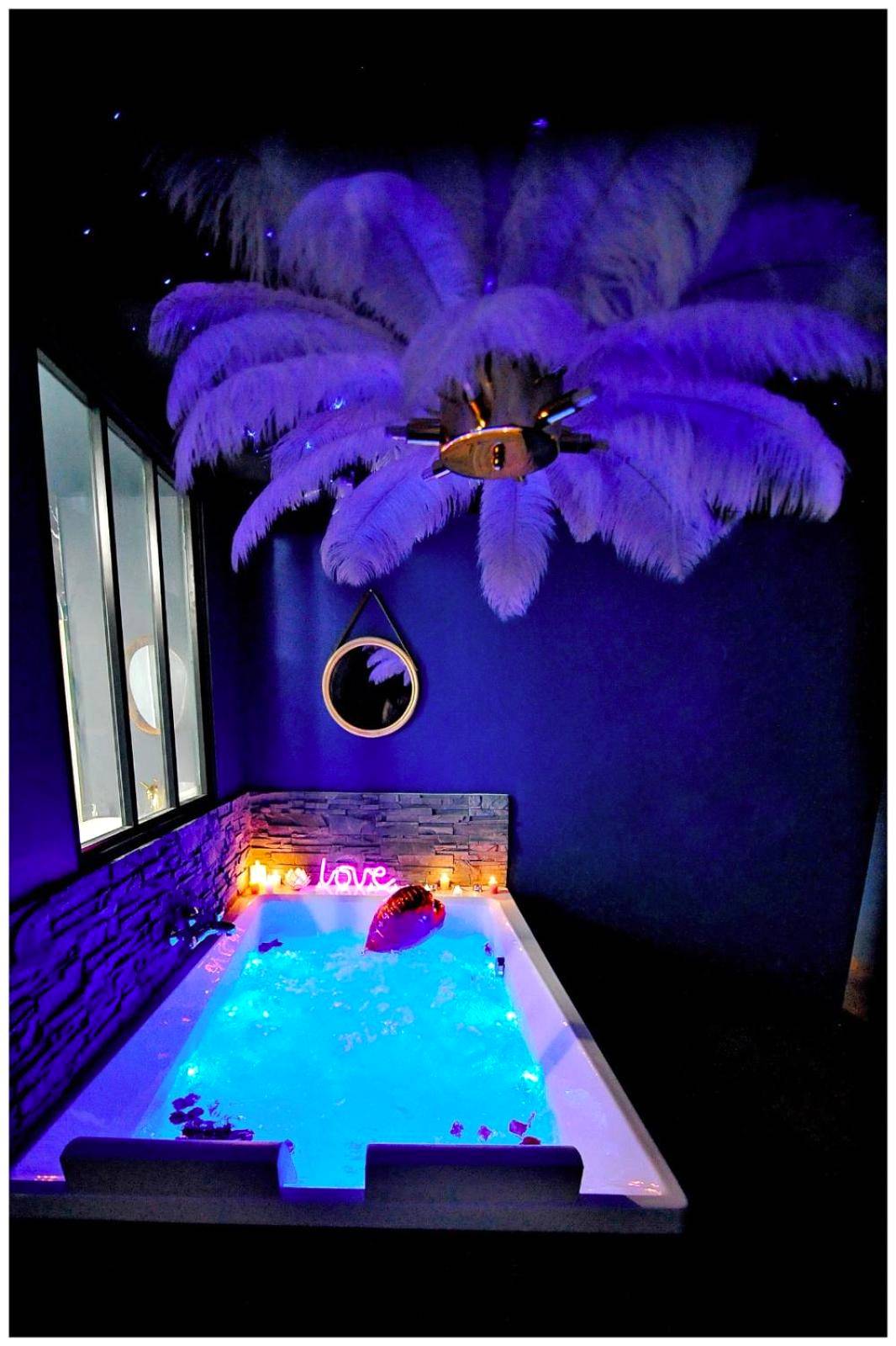 Jacuzzi privatif avec éclairage LED bleu - La Suite 7ième ciel étoilé, SPA XXL, Lit sous les étoiles, 5 min centre