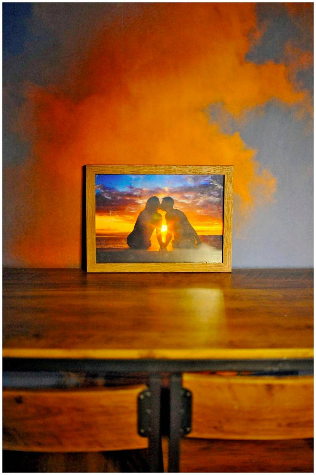 Cadre photo romantique sur table en bois - La Suite 7ième ciel étoilé, SPA XXL, Lit sous les étoiles, 5 min centre