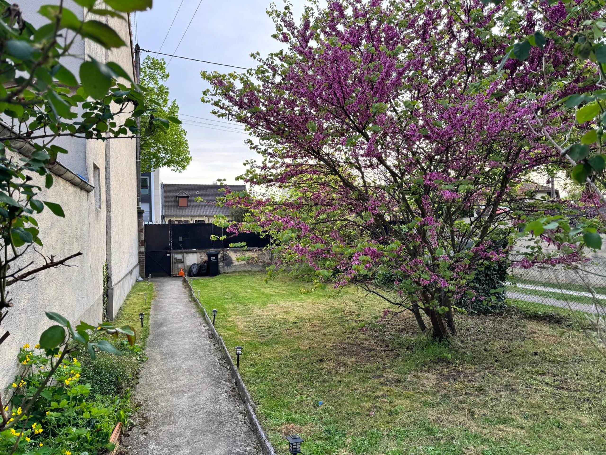 Photo du logement - Suite 90m2 avec Jacuzzi jardin Proche Paris CDG - Livry - Gargan