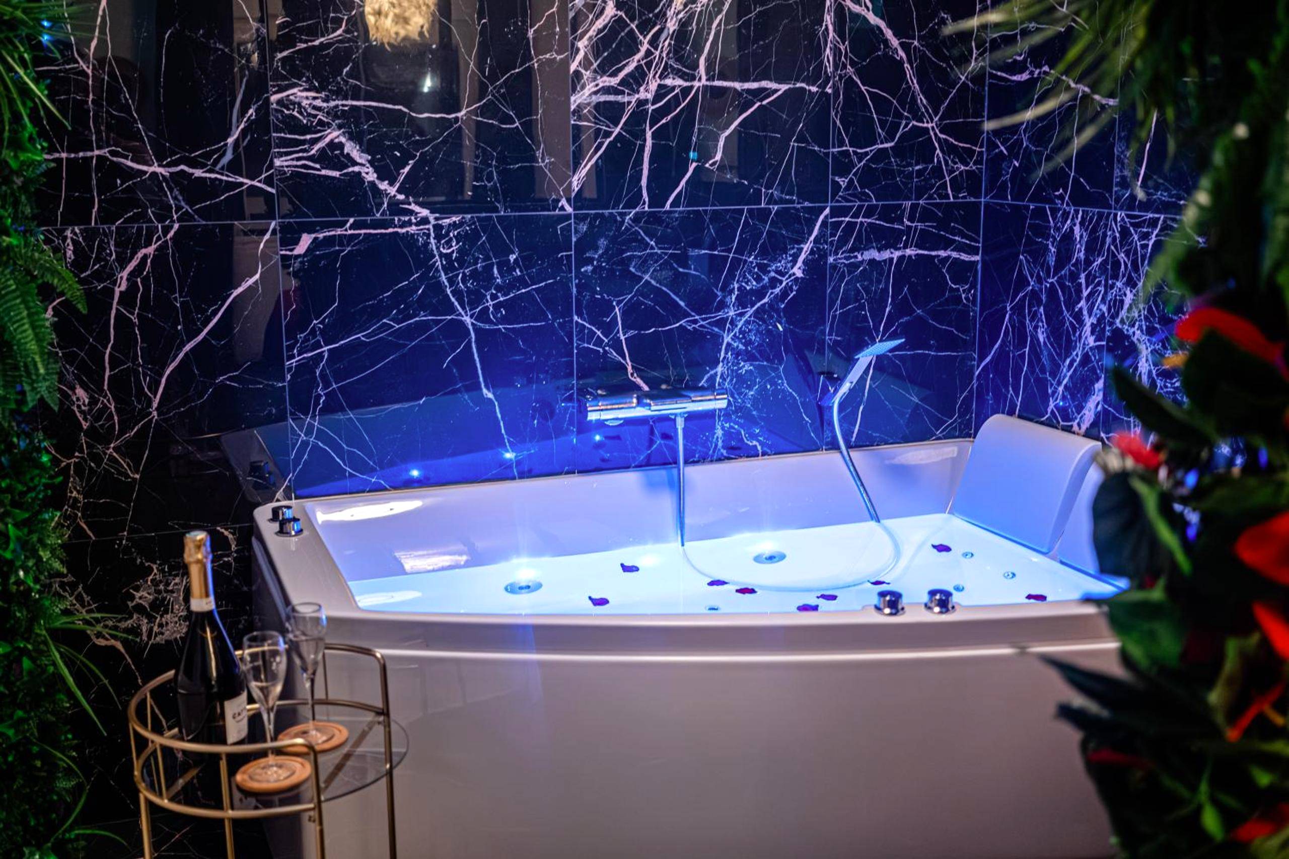Baignoire balnéo éclairée et mur en marbre noir - La Suite - Romantique Room