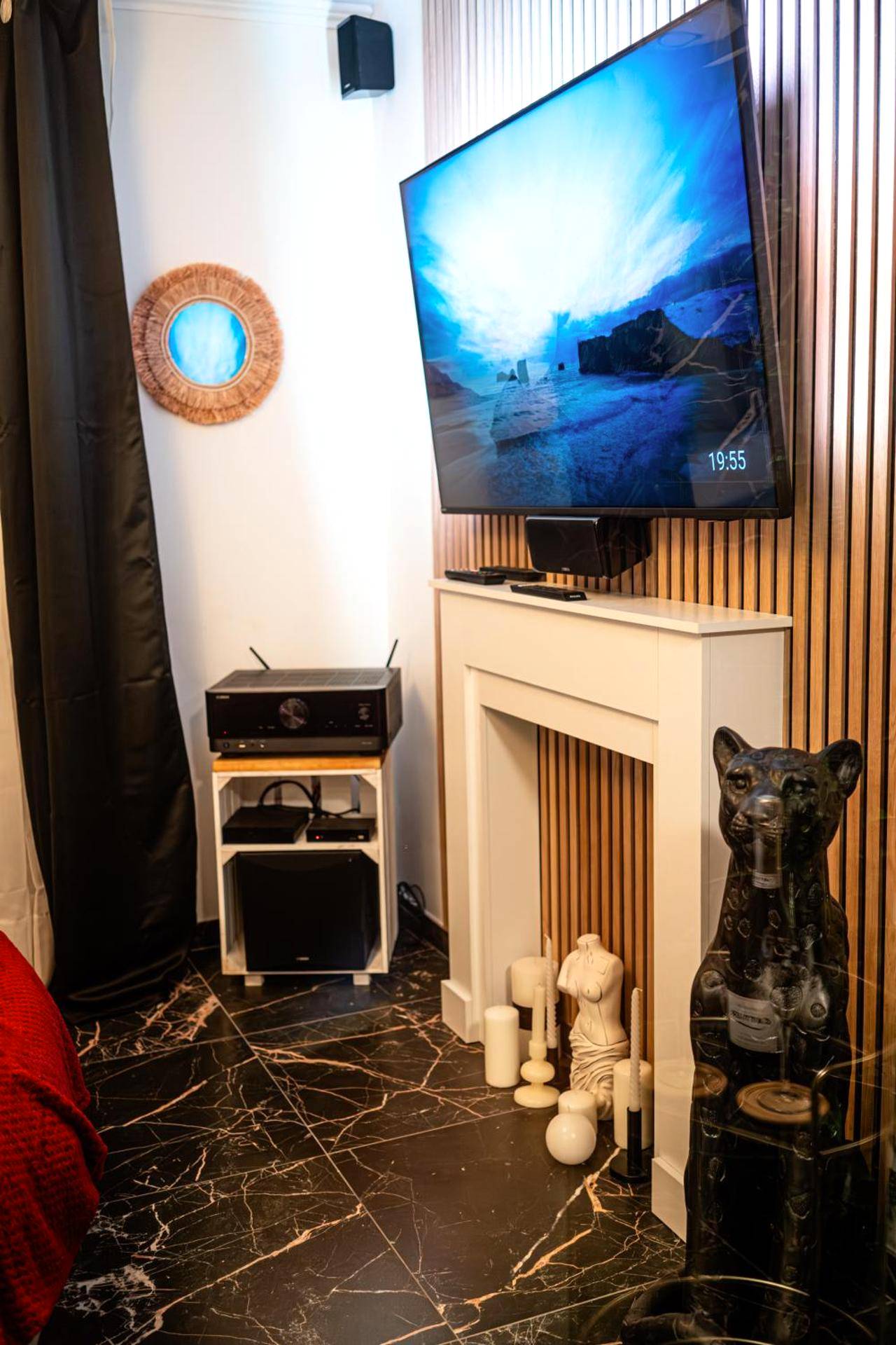 Espace salon avec cheminée décorative et TV - La Suite - Romantique Room