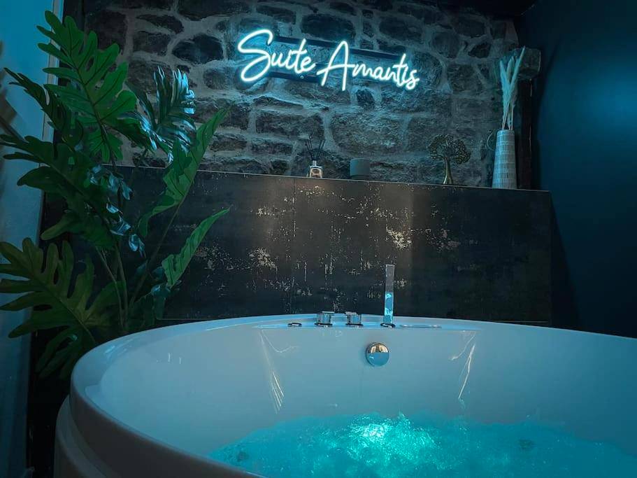 Baignoire balnéo avec éclairage bleu - Love Room Saint - Chamond - Suite Luxueuse Jacuzzi SUITE AMANTIS By Noma
