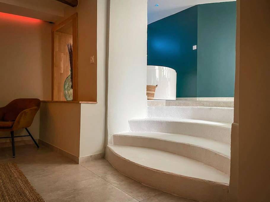 Escalier blanc menant à l'espace bien - être - Suite Luxueuse Jacuzzi SUITE AMANTIS By Noma