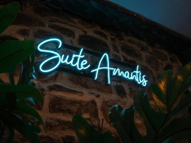 Enseigne néon lumineuse sur mur en pierre - Suite Luxueuse Jacuzzi SUITE AMANTIS By Noma