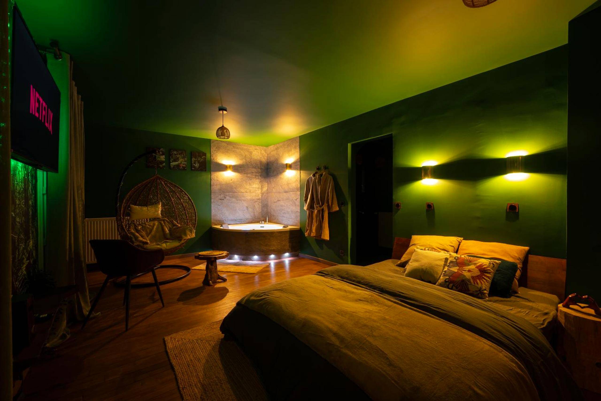 Suite avec lit king size et jacuzzi d'angle - Suite Amazonie de luxe avec balnéo