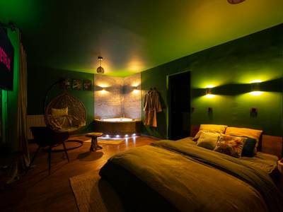 Suite avec lit king size et jacuzzi d'angle - Suite Amazonie de luxe avec balnéo