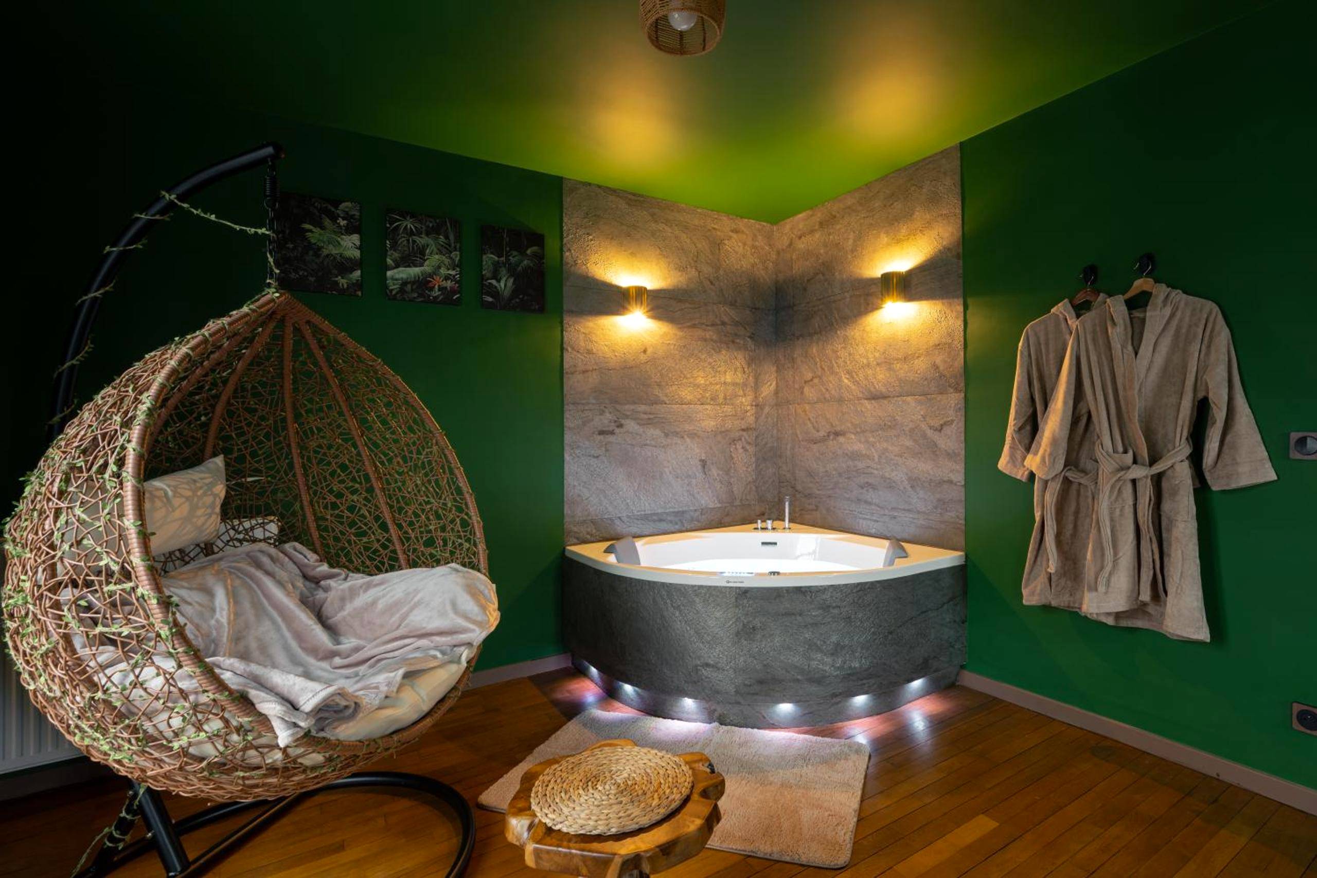 Jacuzzi privatif et fauteuil œuf suspendu - Suite Amazonie de luxe avec balnéo