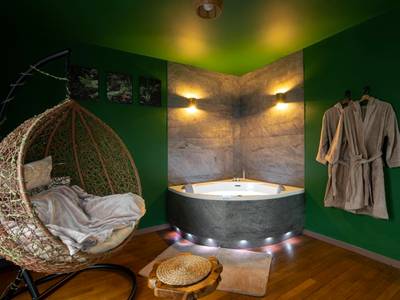 Jacuzzi privatif et fauteuil œuf suspendu - Suite Amazonie de luxe avec balnéo