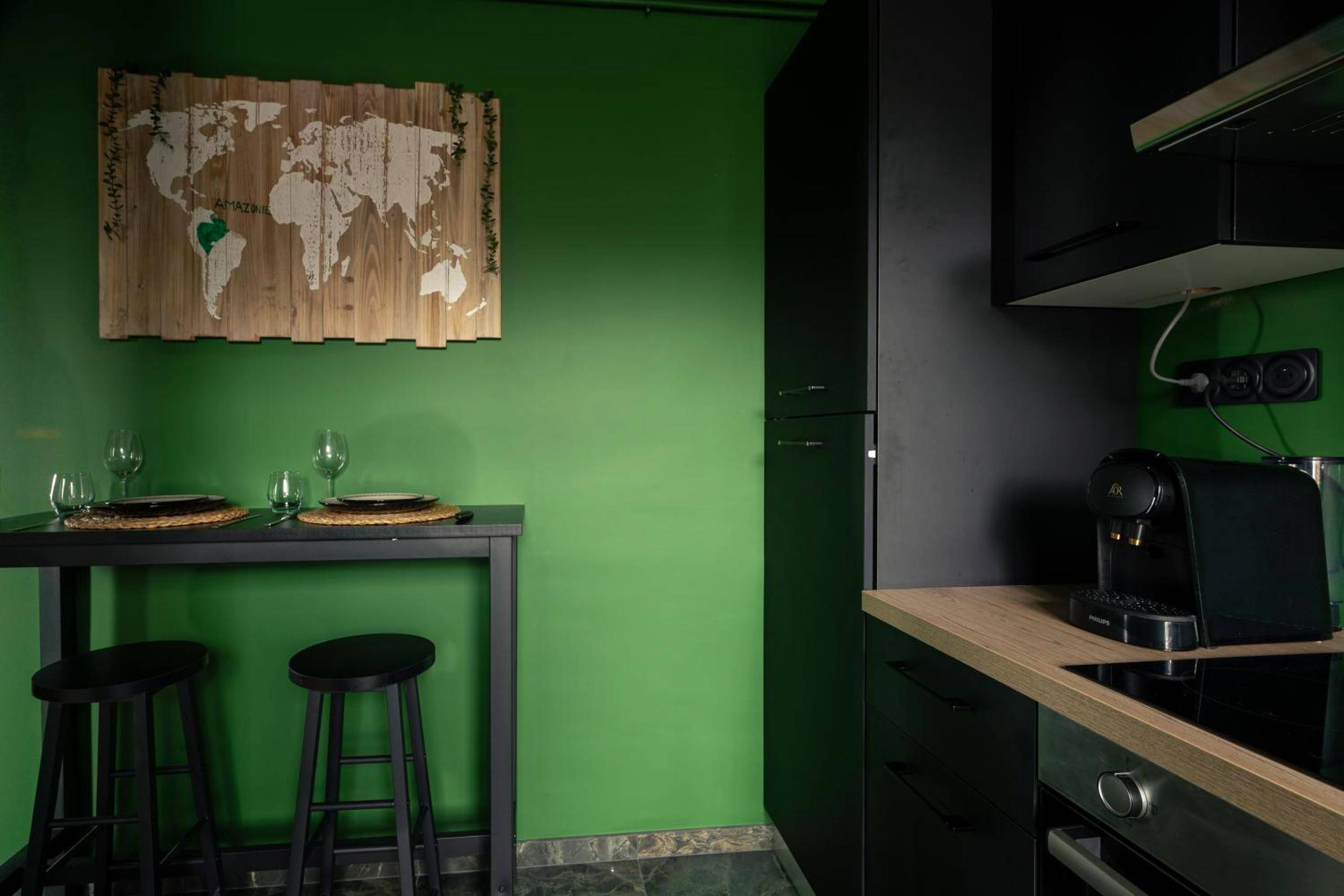 Espace cuisine avec table haute et tabourets - Suite Amazonie de luxe avec balnéo