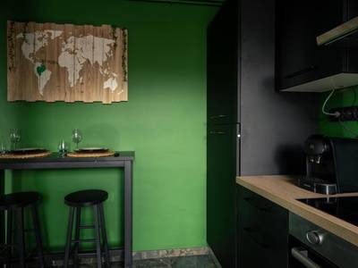 Espace cuisine avec table haute et tabourets - Suite Amazonie de luxe avec balnéo