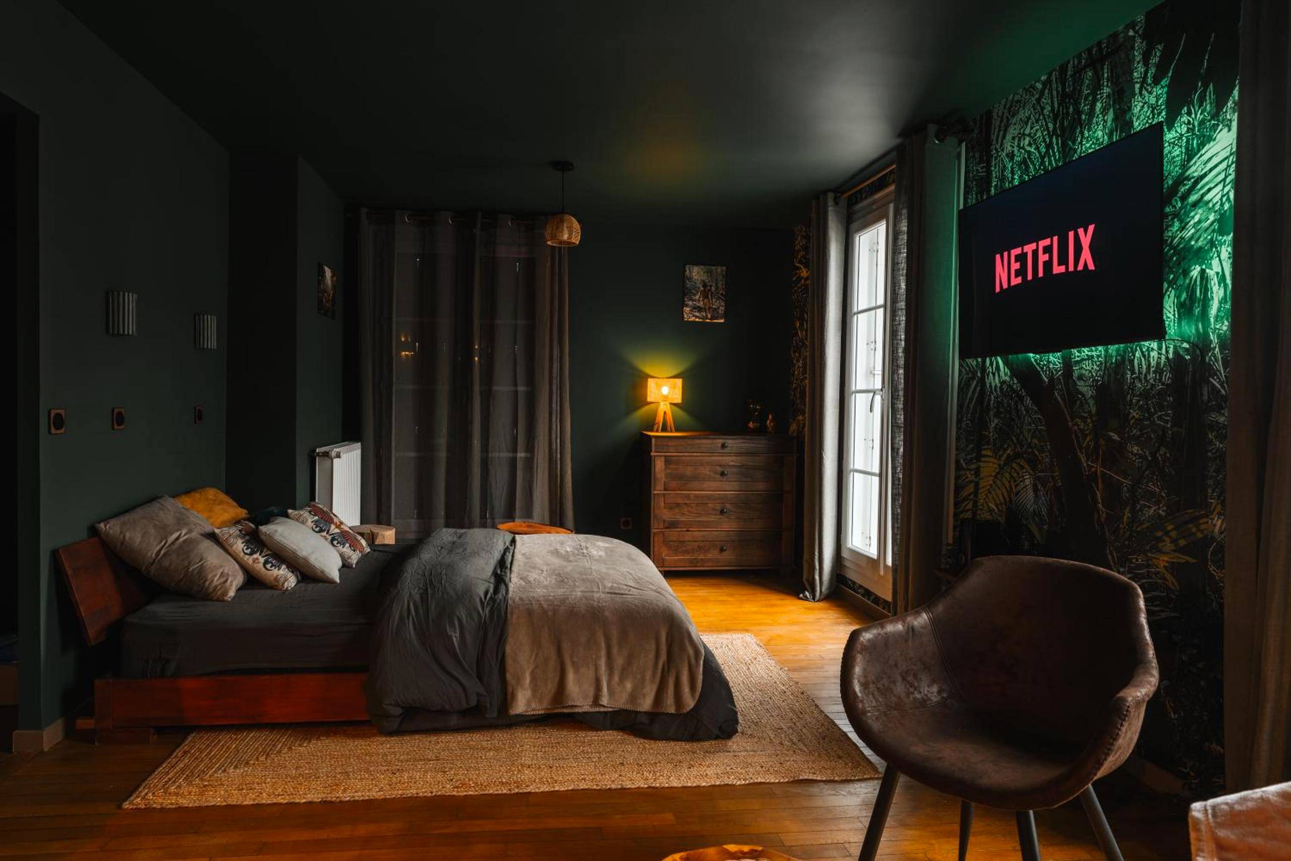 Lit double face à un grand écran TV - Suite Amazonie de luxe avec balnéo