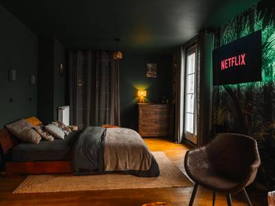 Lit double face à un grand écran TV - Suite Amazonie de luxe avec balnéo