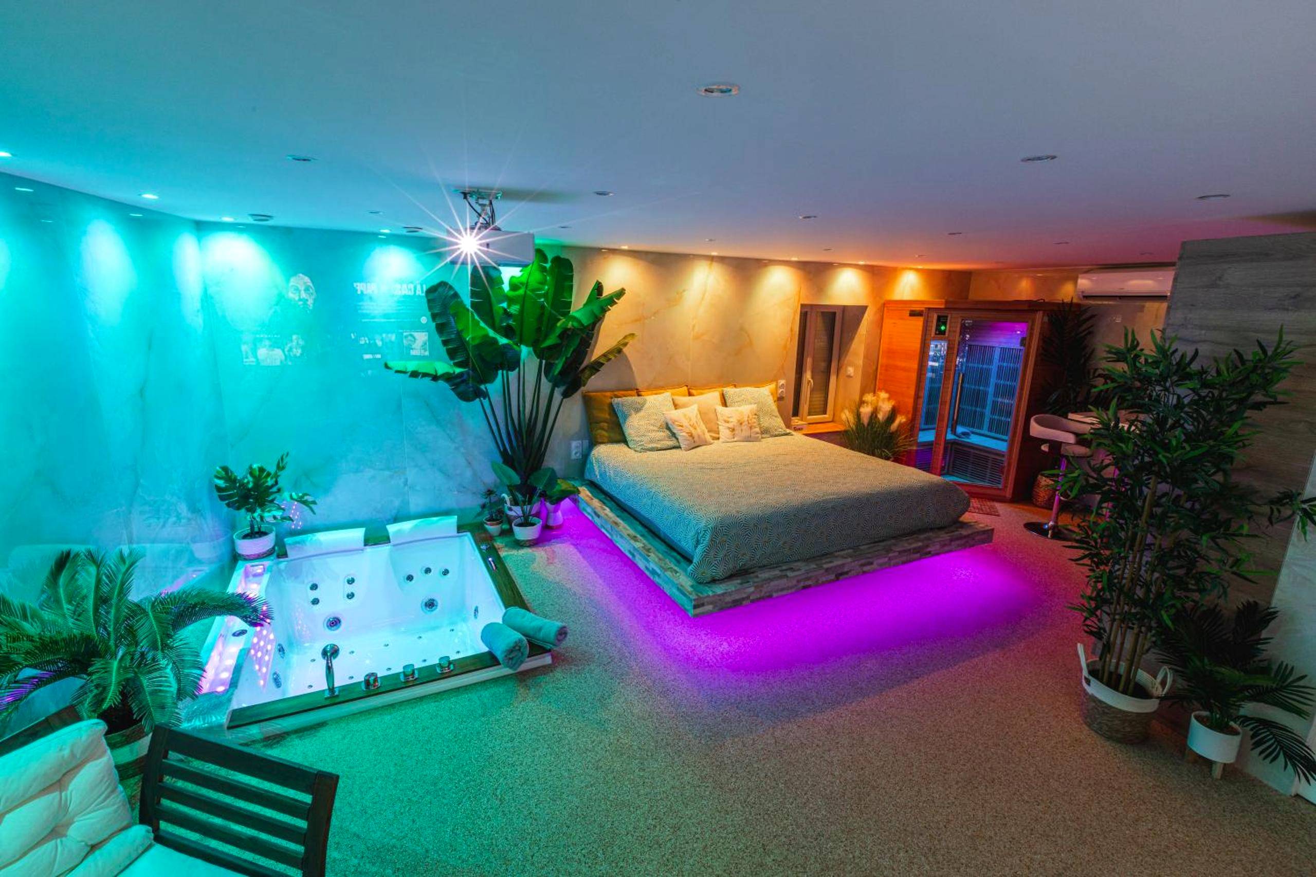 Lit suspendu et jacuzzi avec éclairage LED - Love Room Aubière - La Suite d'Aubière