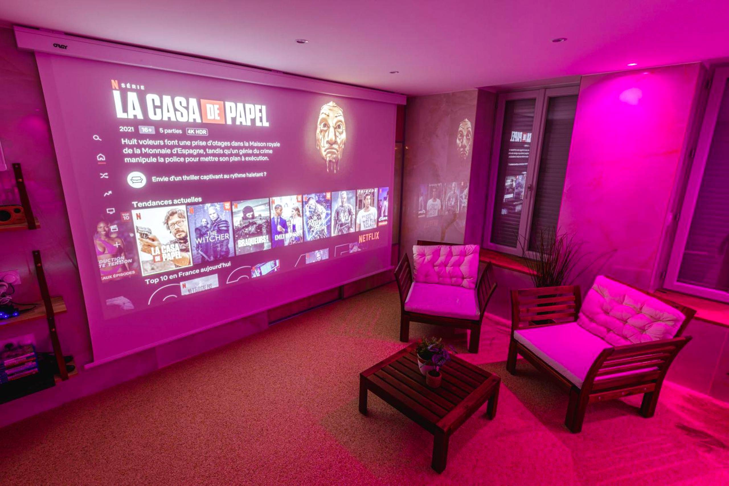 Écran de projection géant avec service de streaming - La Suite d'Aubière