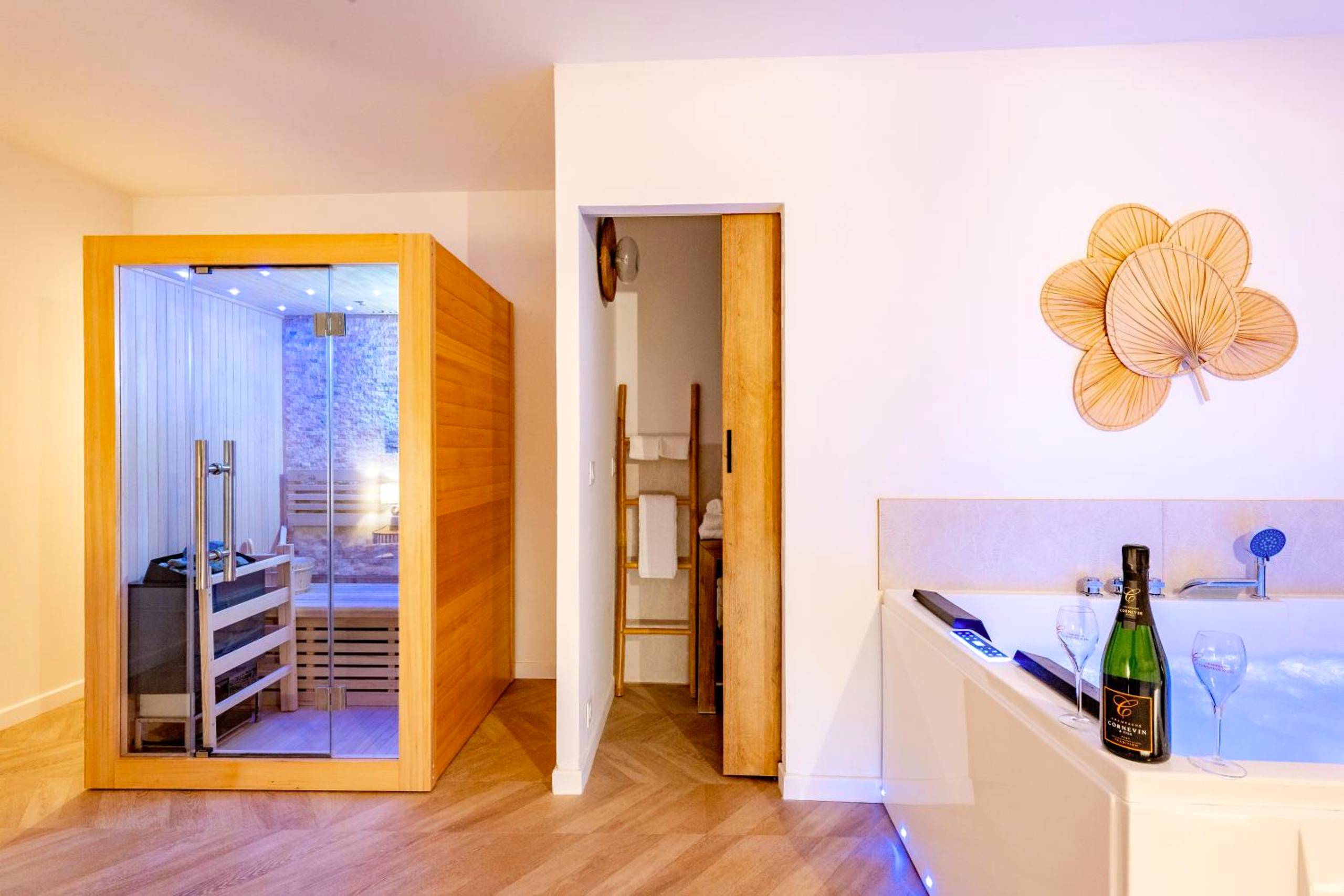 Photo - Suite Bali de 45m2 - Idéal couple - Chambre séparée - Jacuzzi baignoire balnéo - Sauna - ...