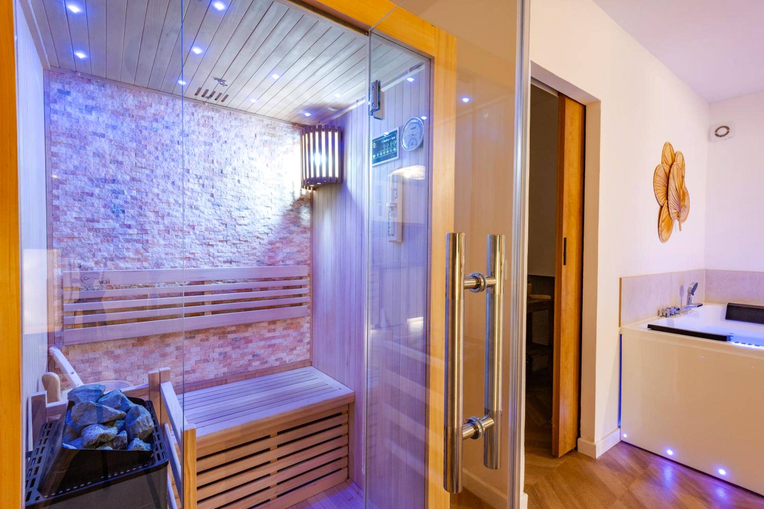 Photo - Suite Bali de 45m2 - Idéal couple - Chambre séparée - Jacuzzi baignoire balnéo - Sauna - ...
