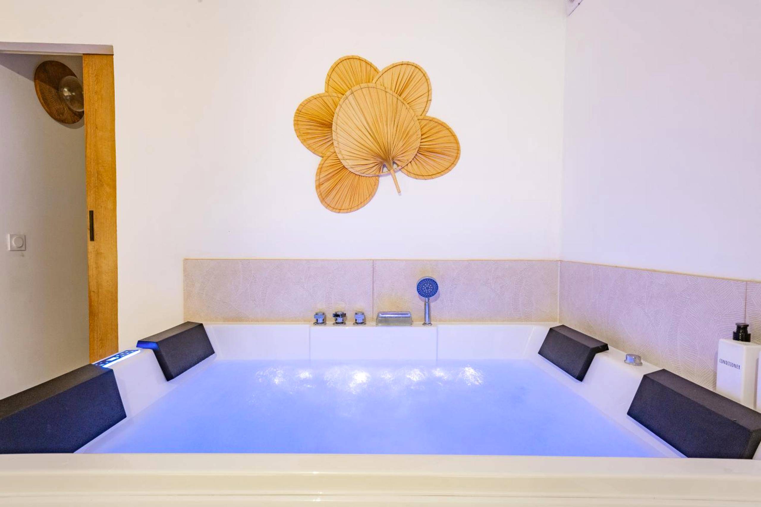 Photo - Suite Bali de 45m2 - Idéal couple - Chambre séparée - Jacuzzi baignoire balnéo - Sauna - ...