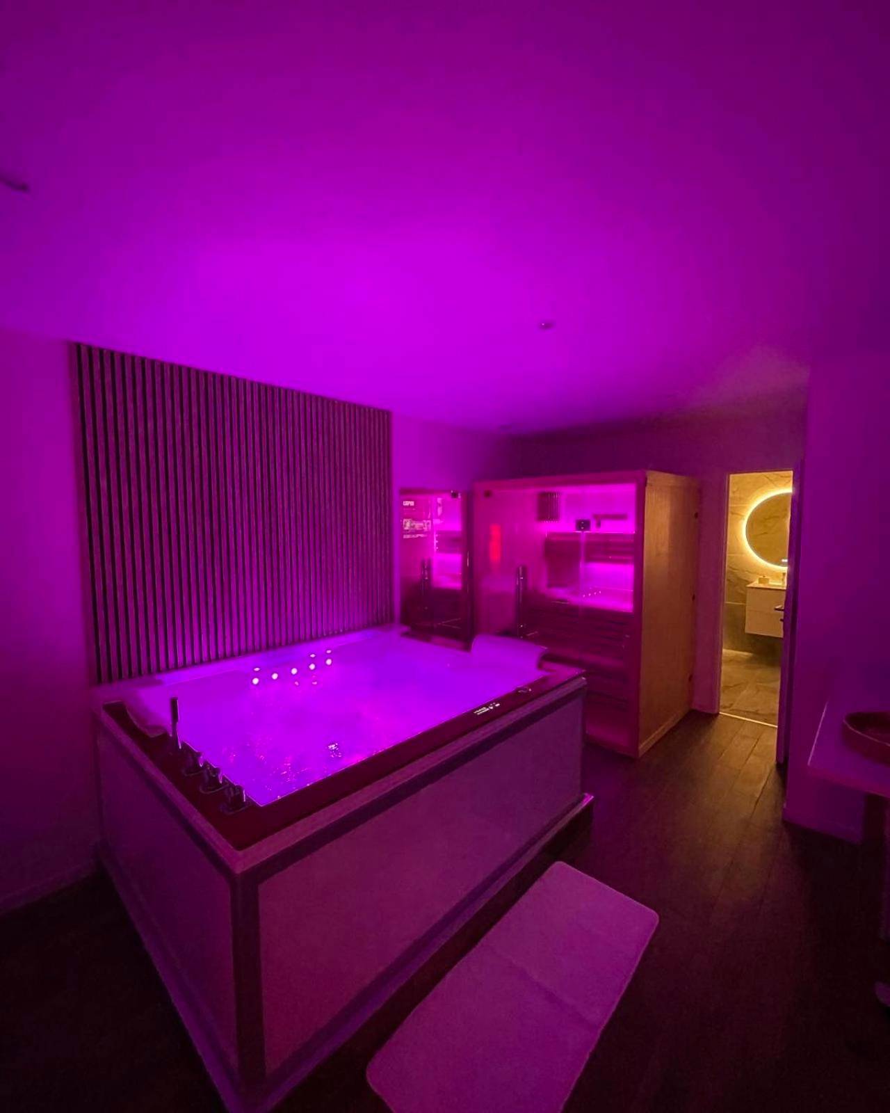 Jacuzzi et sauna avec éclairage néon rose - Love Room Amiens - La Suite Bali Jacuzzi,Sauna,Netflix,Disney