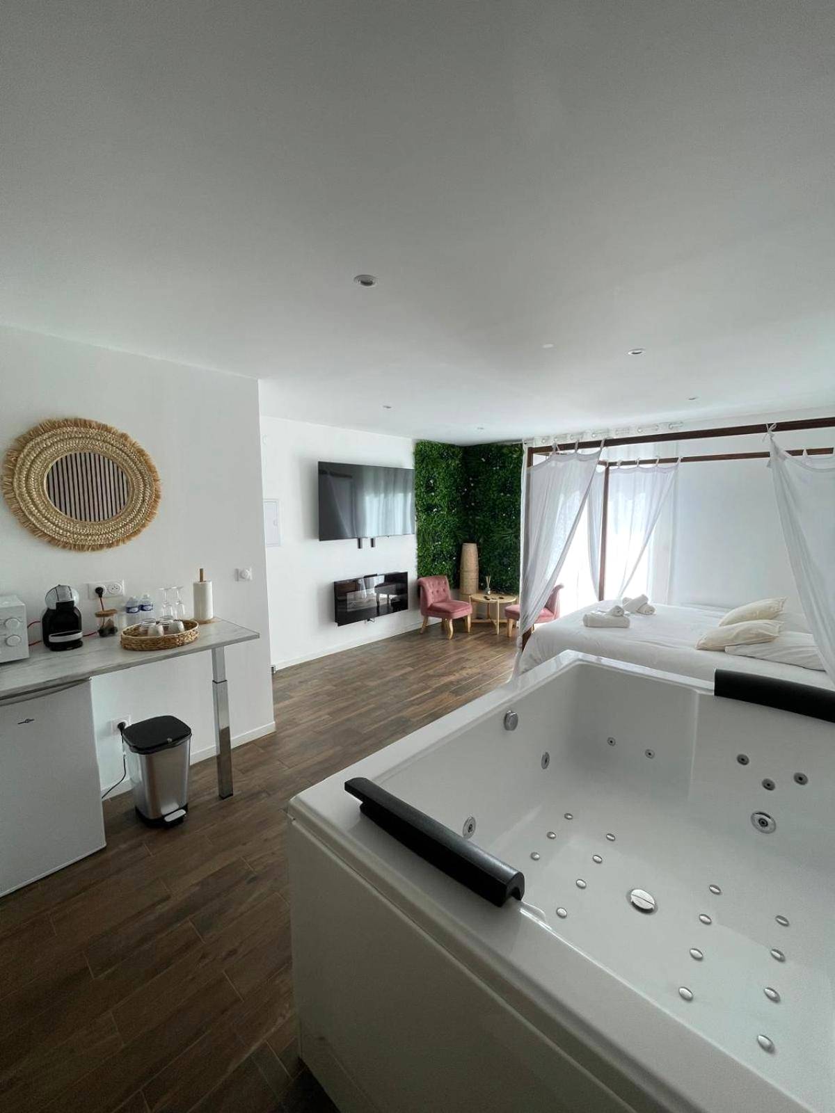 Vue d'ensemble avec jacuzzi et lit à baldaquin - La Suite Bali Jacuzzi,Sauna,Netflix,Disney