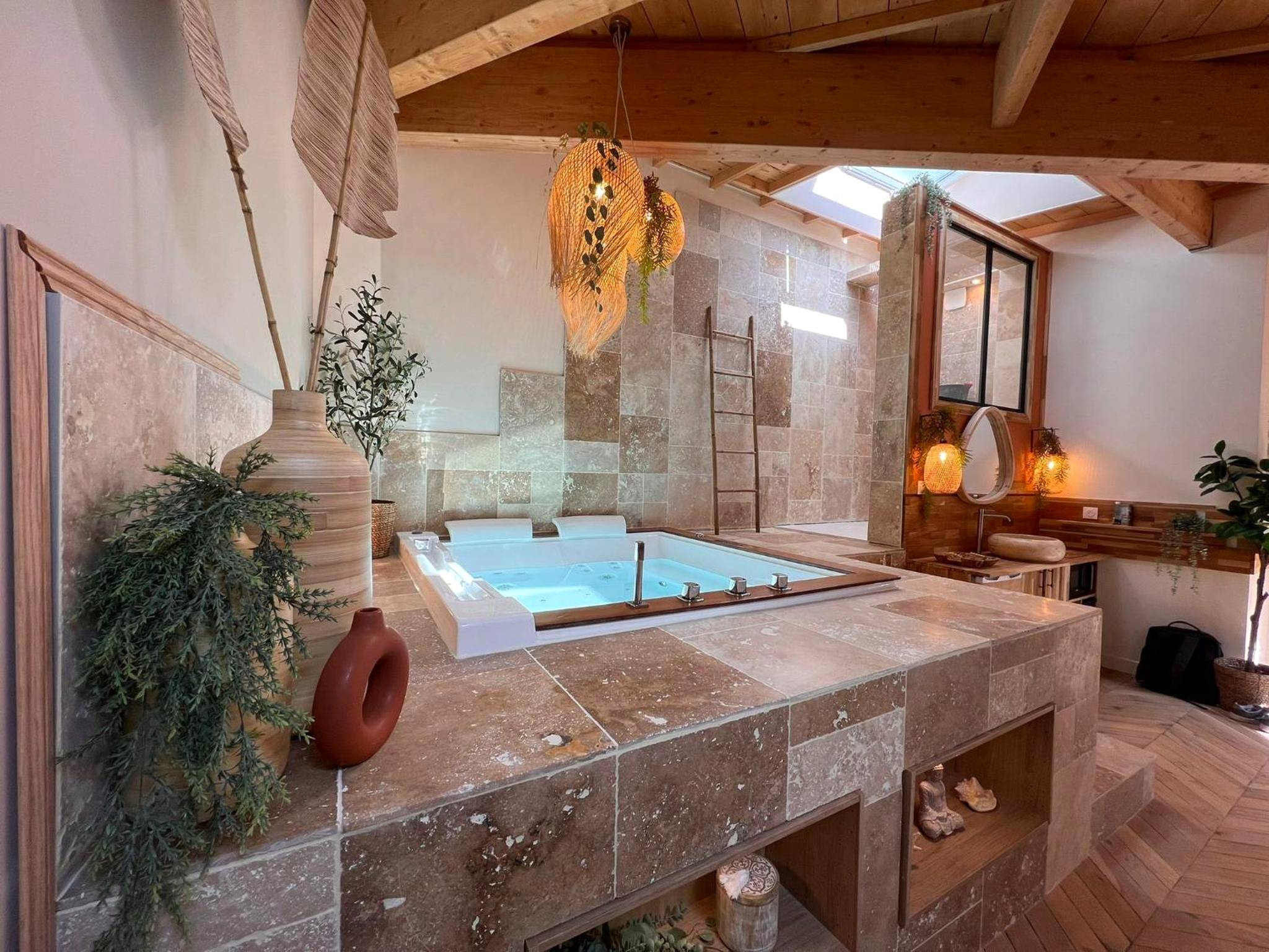 Jacuzzi encastré dans un podium en travertin - Love Room Angers - Suite Bali Les Petits Plaisirs