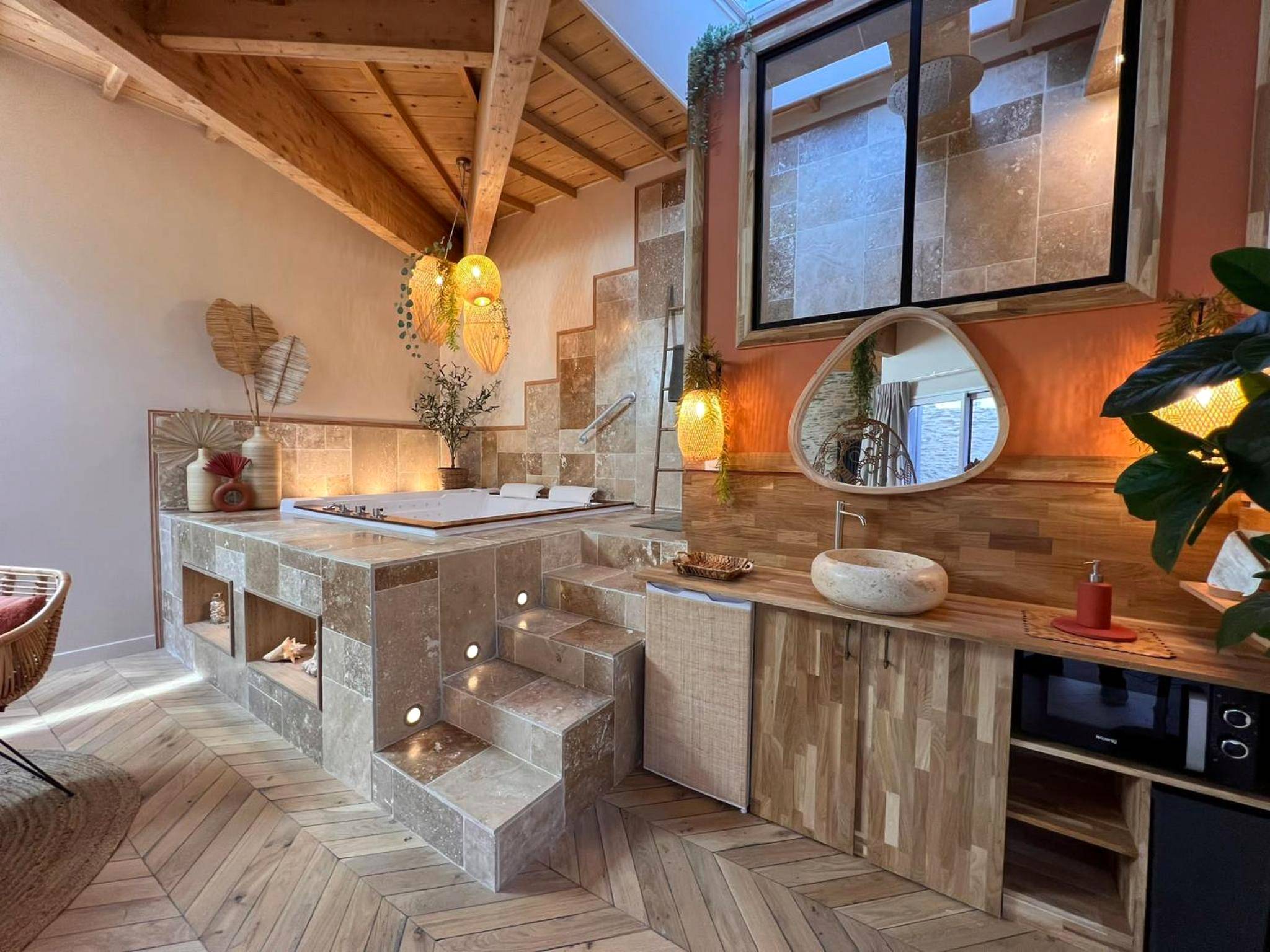 Espace vasque en bois et jacuzzi avec escalier - Suite Bali Les Petits Plaisirs
