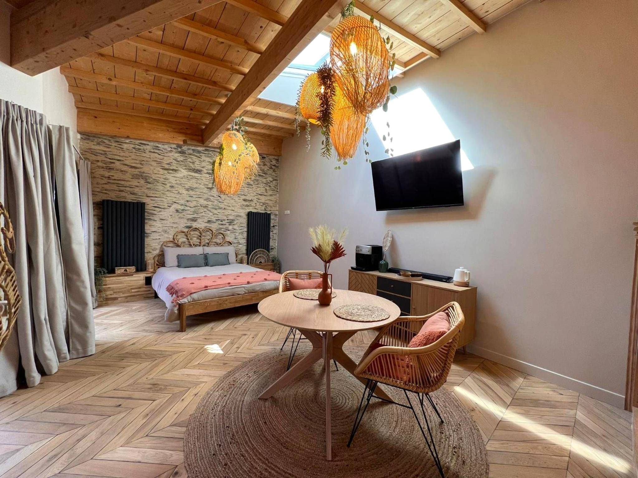 Coin repas avec table ronde et lit en arrière - plan - Suite Bali Les Petits Plaisirs