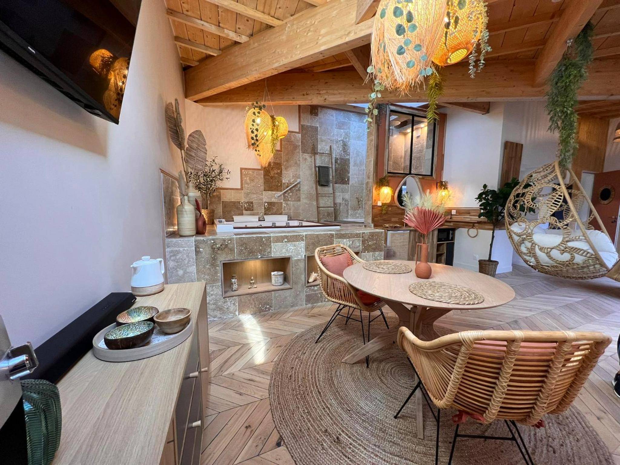 Vue d'ensemble avec coin repas et jacuzzi - Suite Bali Les Petits Plaisirs