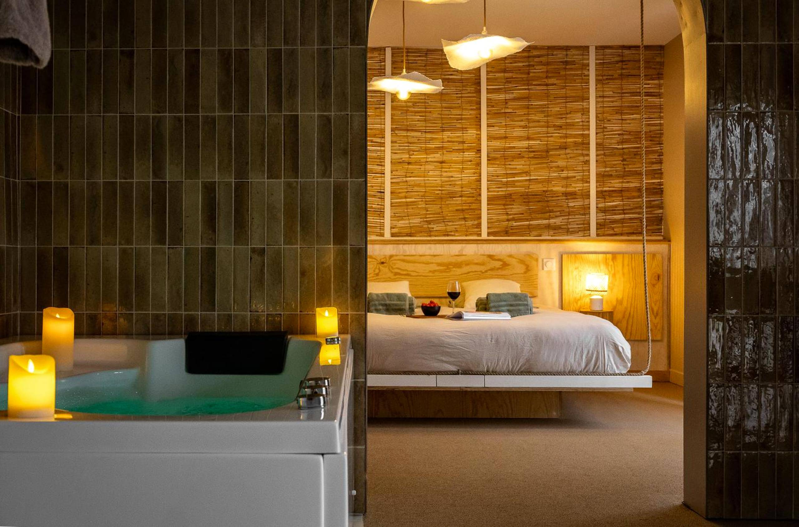 Jacuzzi privatif et vue sur le lit suspendu - Love Room Brech - Love Room Suite Bali - Auray en Bretagne