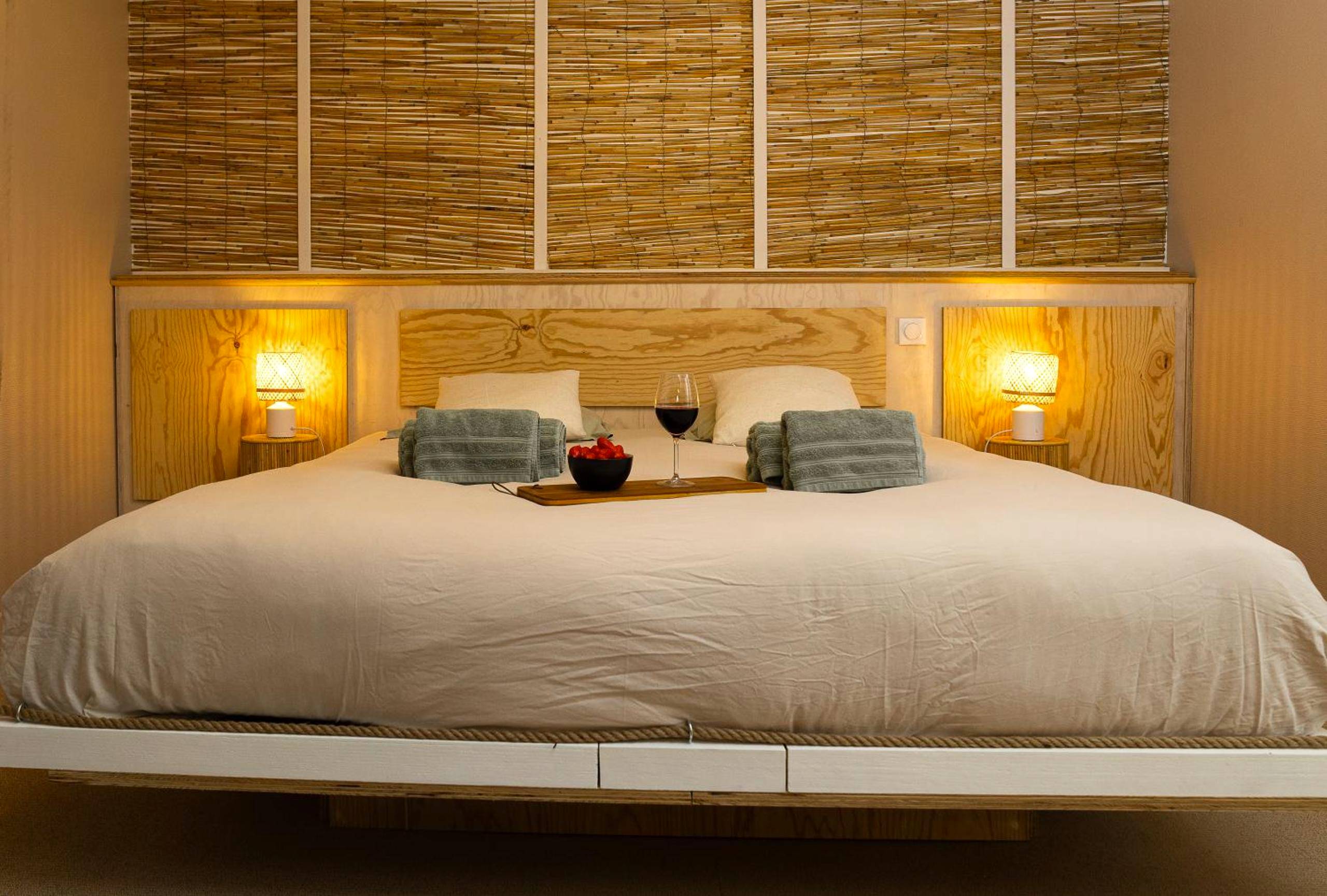 Lit suspendu avec plateau de bienvenue - Love Room Suite Bali - Auray en Bretagne
