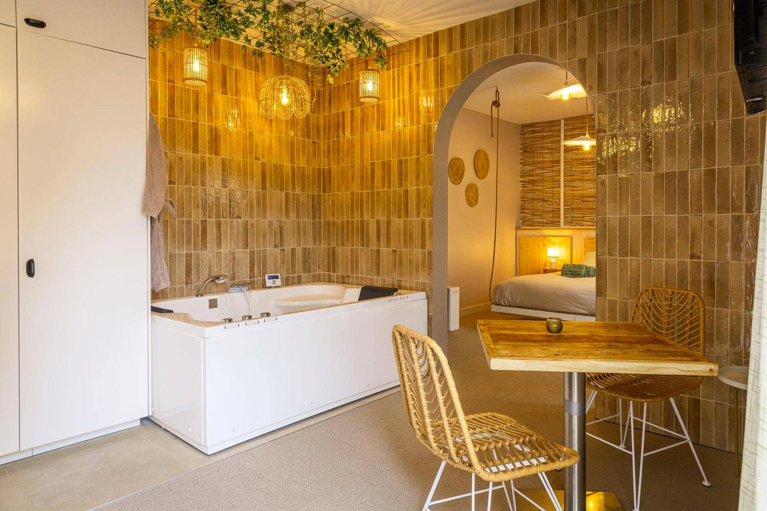 Espace détente avec jacuzzi et coin repas - Love Room Suite Bali - Auray en Bretagne