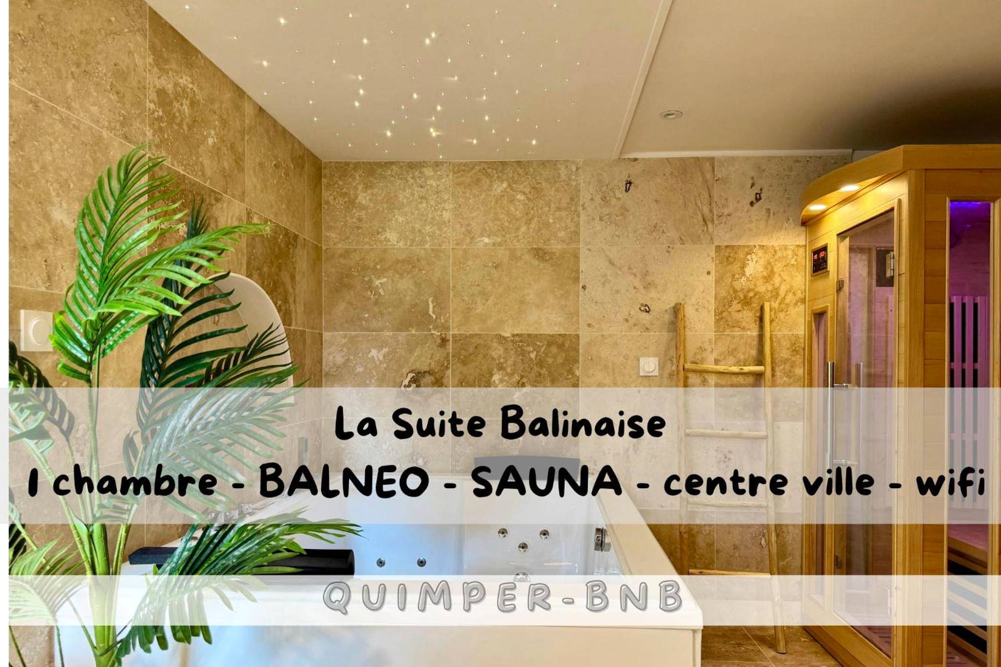 Baignoire balnéo et sauna en bois - Love Room Quimper - La Suite Balinaise