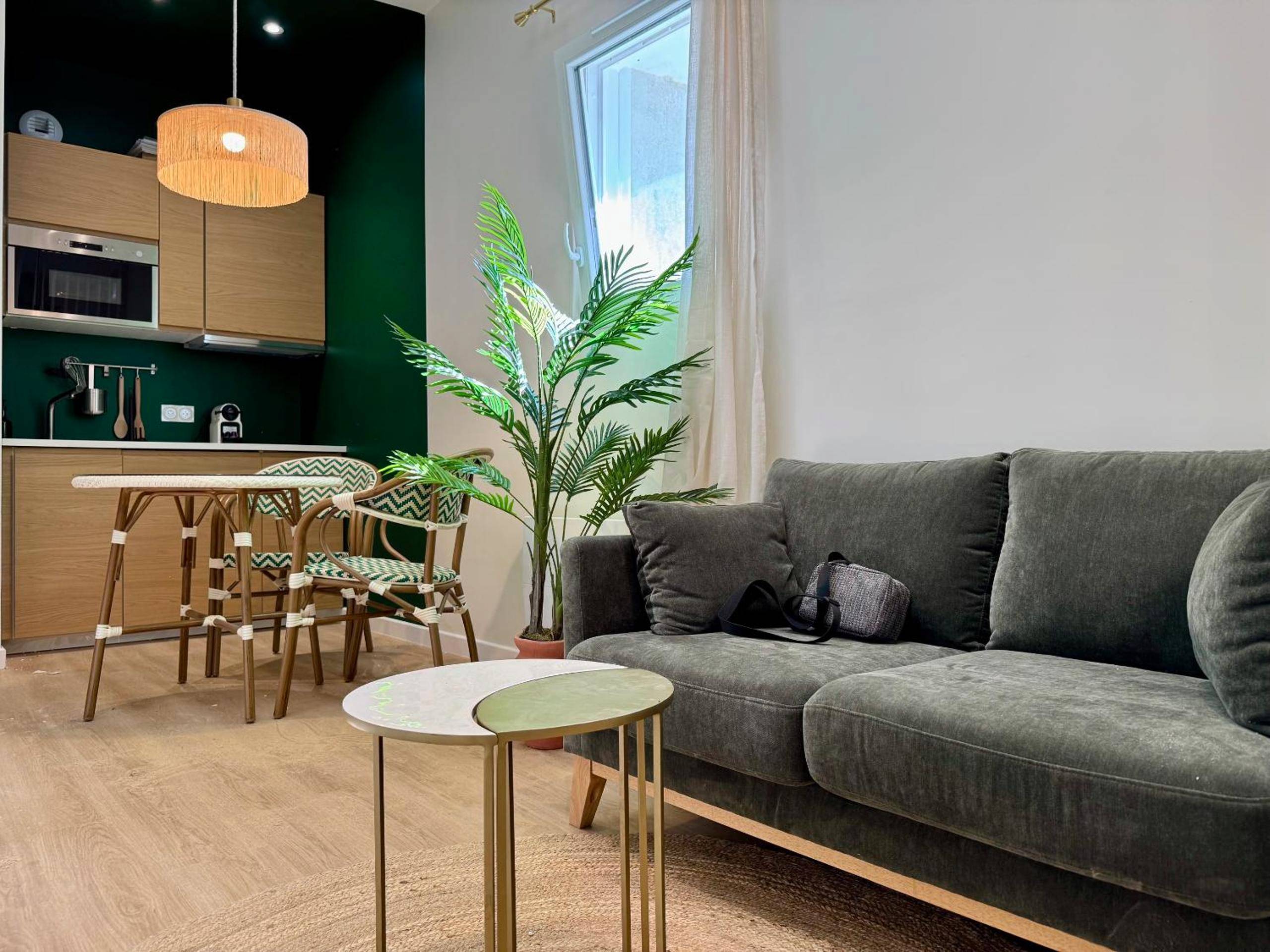 Lit double avec décoration murale ethnique - La Suite Balinaise