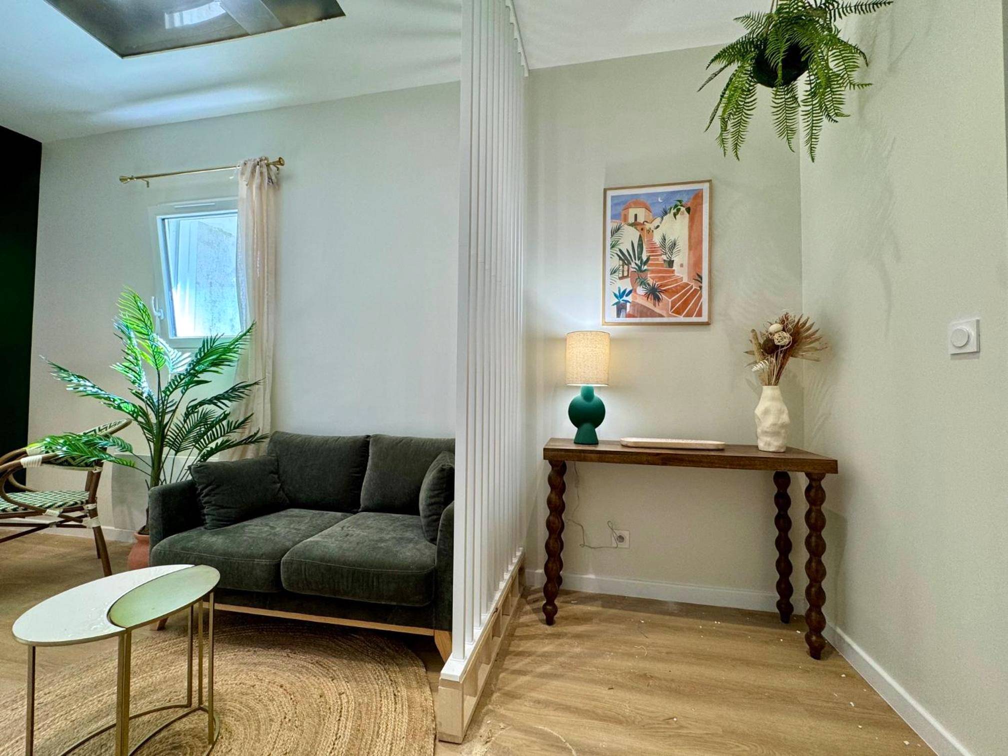 Espace détente avec console et plante verte - La Suite Balinaise