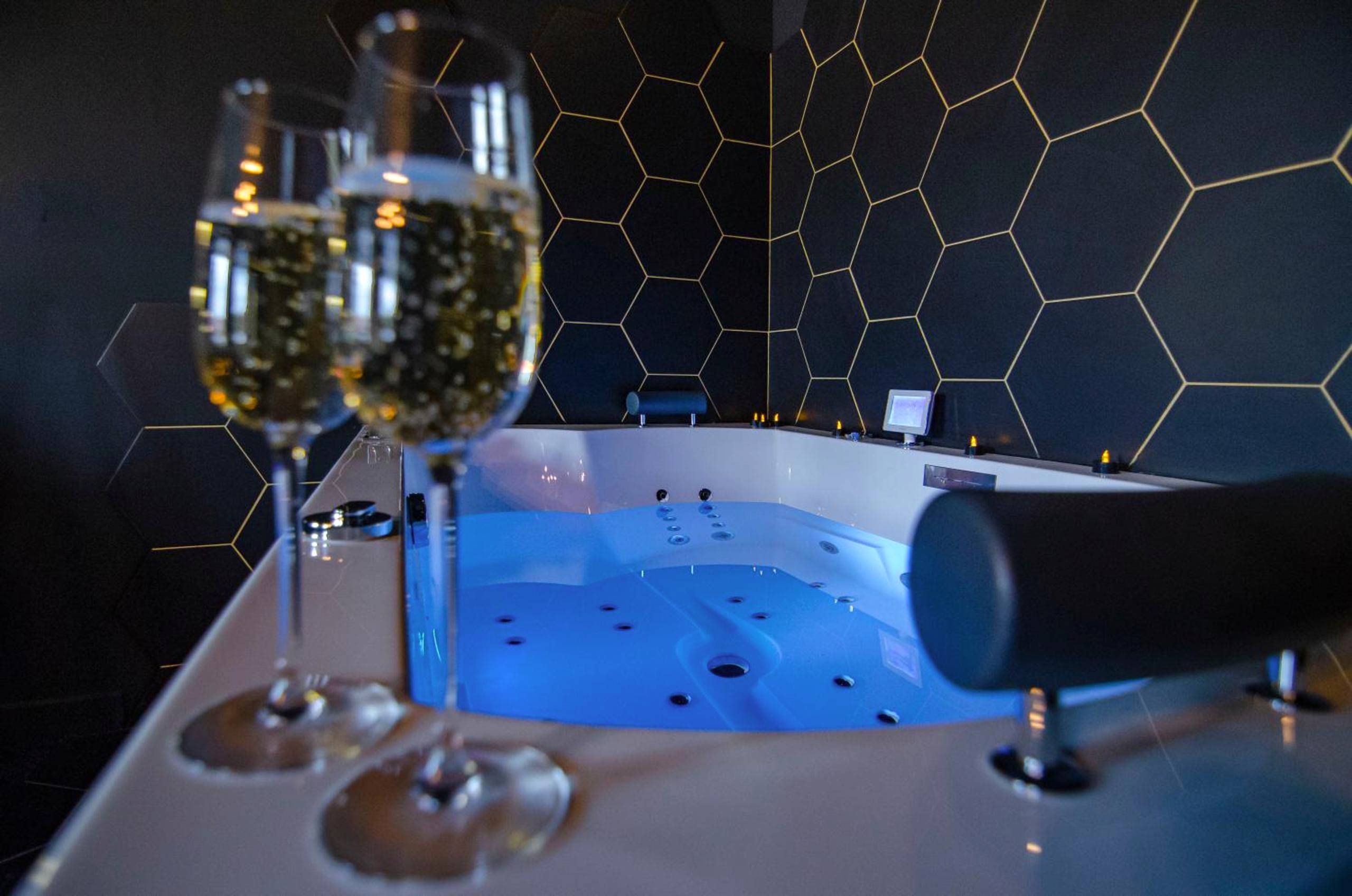 Photo du logement - Suite Balneo Hammam Noire et Or - Saint - Étienne