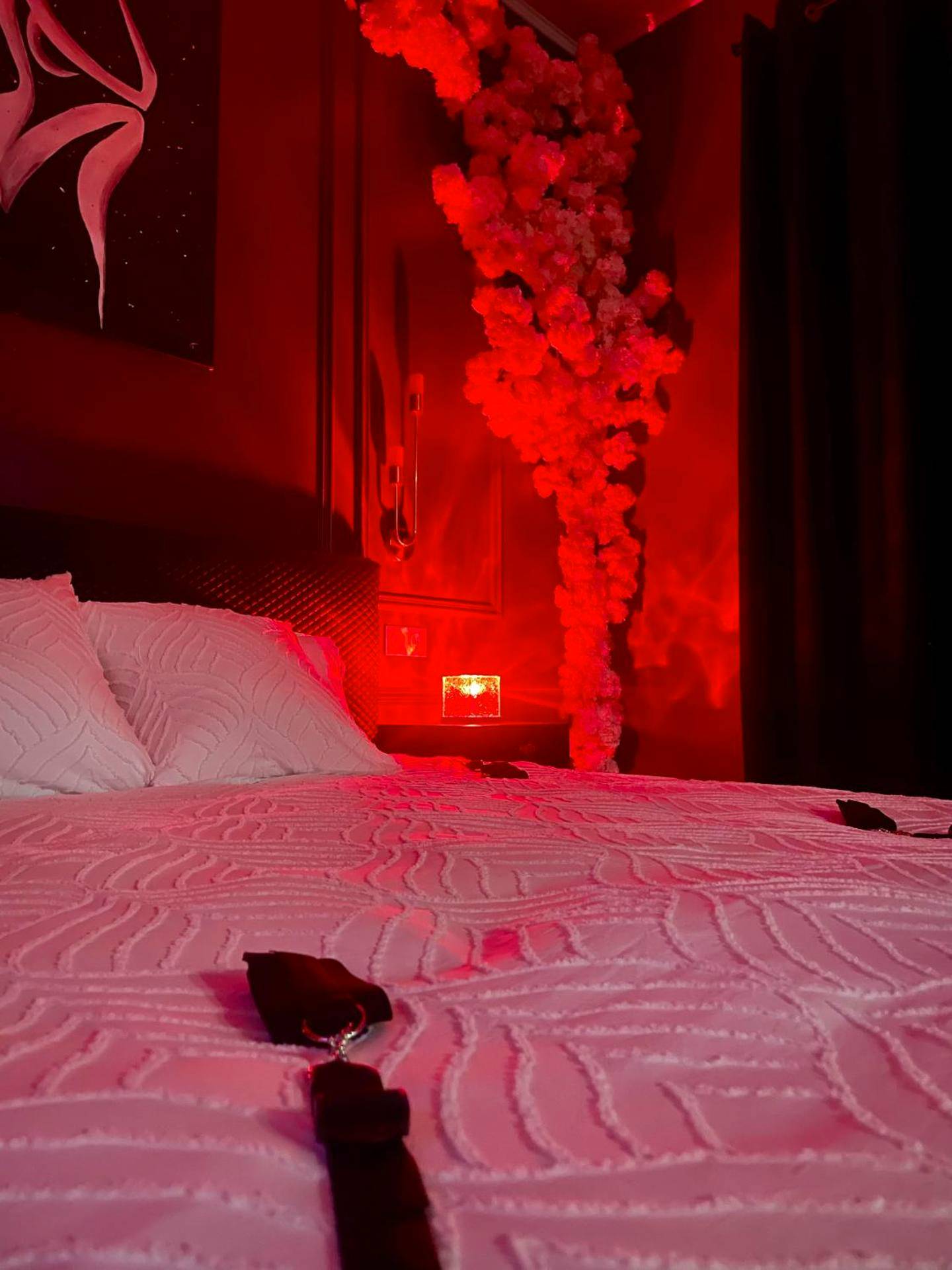 Lit double avec accessoires et fleurs murales - Suite romantique avec Balneo et jeux coquins