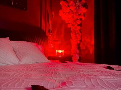 Lit double avec accessoires et fleurs murales - Suite romantique avec Balneo et jeux coquins