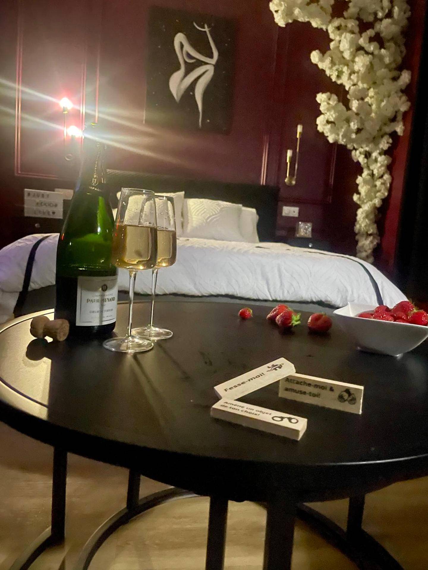 Photo du logement - Suite romantique avec Balneo et jeux coquins - Roanne